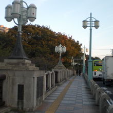 音無橋の東側です。欄干の電飾燈が皇居のものに似ています。