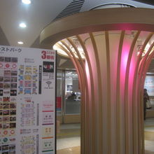 妖艶な輝きを見せるフォレストパークの様子