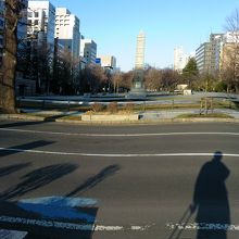 公園に建っています