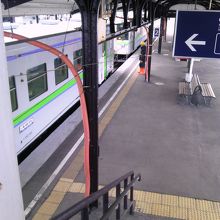 連結作業中の函館本線車両