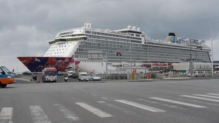 巨大客船が次々とやって来ます