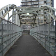飛鳥山下跨線人道橋は、飛鳥山とＪＲ王子駅を結ぶ連絡橋で、鉄道レールを利用した橋梁です。
