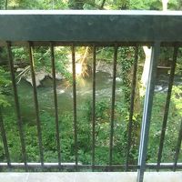 部屋からは小川が見えます