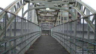 飛鳥山下跨線人道橋は、飛鳥山とＪＲ王子駅を結ぶ連絡橋で、鉄道レールを利用した橋梁です。