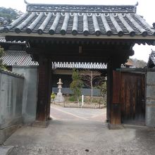 入り口の門です