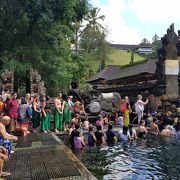 聖なる泉が湧く伝説の寺