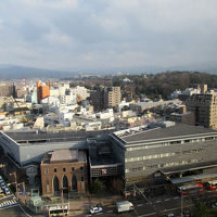 窓の下には「近江町市場」、奥の丘には「金沢城」