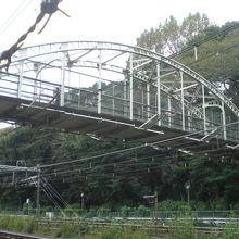 跨線人道橋を下から見ています。中間には、橋脚がありません。