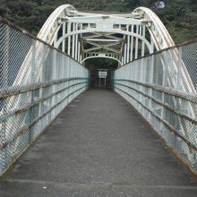 跨線人道橋の飛鳥山方向を見ています。長さが、４０ｍあります。