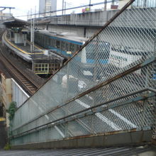 跨線人道橋を降りて行くと、ＪＲ王子駅に直接つながっています。