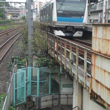 人道橋の階段の先は、ガードで、ＪＲの線路の下を潜っています。