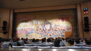 緞帳付き本格的な舞台を完備した浅草・雷おこしの老舗の建物です！