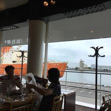 全面ガラス張りの窓