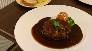 元は地元密着型の知る人ぞ知るフランス料理店でしたが、最近、俺の～の系列としてリニューアルしました。