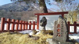 鳥居の脇に