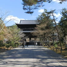 真正面に見える建物は「南禅寺三門」です。