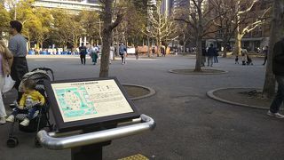 木が多いので、広場というほどの広さは感じられないが