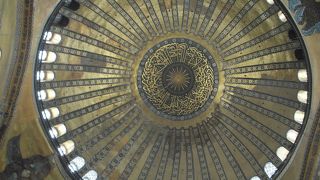 ビザンチン帝国時代に教会として建てらたアヤソフィアです。３６０度ぐるっと回せたら願いが叶うという伝説がある大理石の柱があります。
