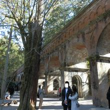 南禅寺を通る水路閣です。サスペンスドラマによく使われます。