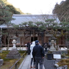 水路閣の奥に最勝院（さいしょういん）が鎮座していす。