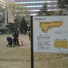 240ｍのランニングトラックに囲まれた小さな広場