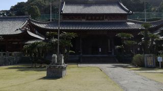 立派な朱い山門でした