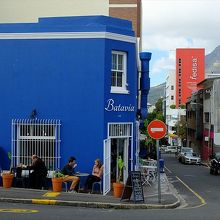 真っ青に塗られた外観で見落とすことは無いと思います。