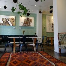 食事や雨天の時には、センス良くまとめられた屋内席へどうぞ。