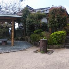 休憩場所とトイレがあり右が志賀直哉旧邸です