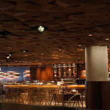 木目を活かした、カウンターやテーブル。座り心地もgood