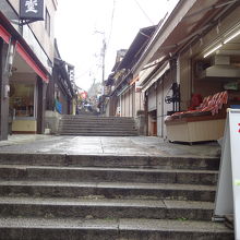 階段が続く参道を歩きます
