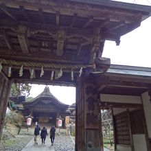 山門の奥にもまた建物が．．．