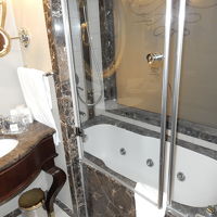 バスタブ付きで日本人には嬉しい、地下にはハマム、サウナもあり