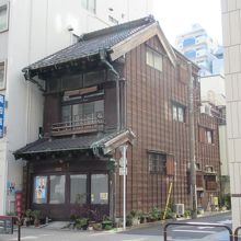 右手前方からの様子(右手が地下鉄・淡路町駅方向)