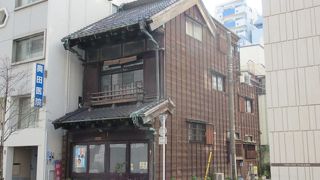 説明書きなどないのが残念だが歴史ある立派な建物です