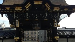 阿弥陀堂への入口となる重要文化財