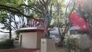 旭川沿いにある岡山城を望める公園