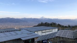 露天風呂から甲府の街並みと富士山が
