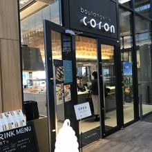 入ってすぐのところにあります。