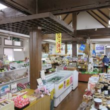 館内は観光土産が充実