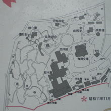 かつては、日本館という大きな建物や周囲には東屋がありました。