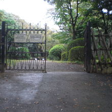 旧渋沢庭園の入口の様子です。西側の本郷通りから見た写真です。