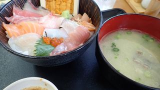 スーパー海鮮丼がコスパ良し