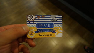 食事する場所を決めていない方はフードコートが便利