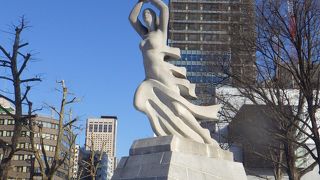 さっぽろテレビ塔の向かい側に