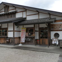 建物に「明日香の夢市」と「夢市茶屋」が入っています。