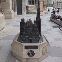 大聖堂の前にある模型です