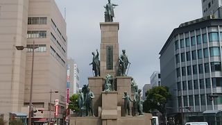 駅前の広場にデーンと