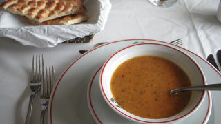 窓からガラタ橋が見えるエジプトバザール近くにあるレストランです。