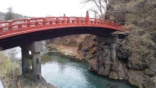 橋の下に鳥居の支え